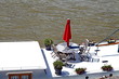 Terrasse avec parasol rouge sur une péniche. Terrasse avec parasol rouge sur une péniche.