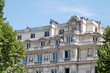 Façade de pierre blanche, arbres verts et ciel bleu. Façade de pierre blanche, arbres verts et ciel bleu.