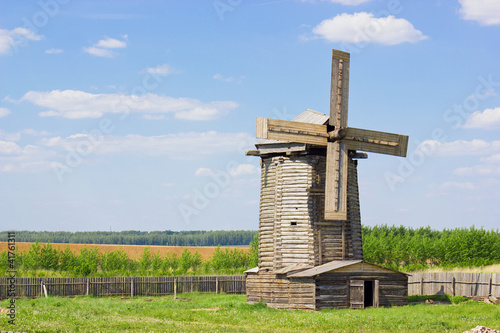 Foto: old wooden windmill in russian village old wooden windmill in russian village