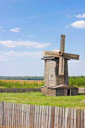 Foto: old wooden windmill in russian village old wooden windmill in russian village