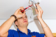 Foto: Elektriker bei der Arbeit Elektriker bei der Arbeit
