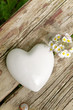 Foto: Porzellanherz und Gänseblümchen, altes Holz, Liebe Porzellanherz und Gänseblümchen, altes Holz, Liebe