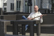 junger Mann mit Gitarre