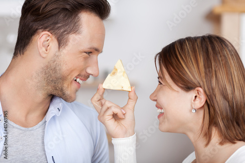 Photo: lachendes paar mit käse lachendes paar mit käse