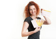 frau mit lottoschein 5