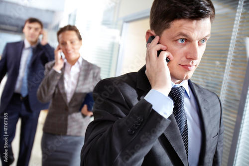 Foto: Businessman calling Businessman calling