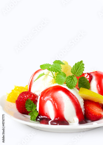 Foto: fruit ice cream with assorted fruits fruit ice cream with assorted fruits