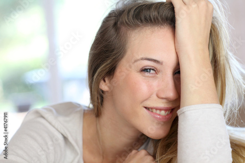 Foto: Attractive young blond woman relaxing in sofa Attractive young blond woman relaxing in sofa
