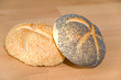 Mohnbrötchen und Sesambrötchen