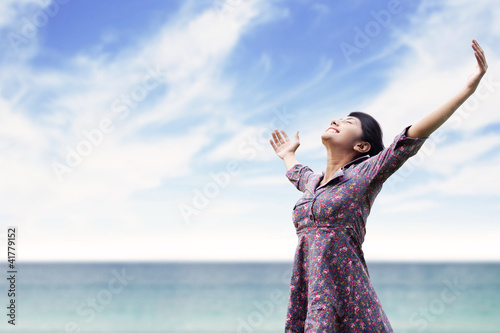 Foto: Young woman stretching at the beach Young woman stretching at the beach