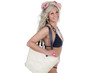 Blonde Frau im Bikini mit Korbtasche
