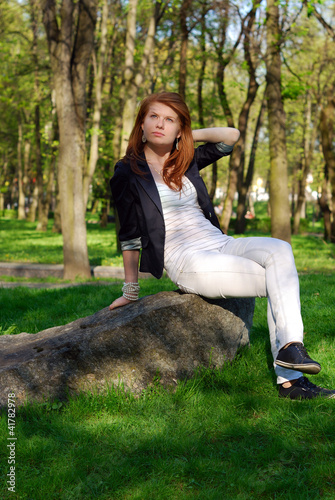 Foto: The red girl in park The red girl in park