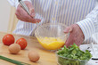Omelette - Battre les oeufs