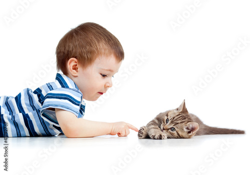 Foto: cute kid lying on floor and playing with cat pet cute kid lying on floor and playing with cat pet
