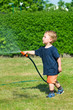 Kleiner Junge mit Gartenschlauch Kleiner Junge mit Gartenschlauch