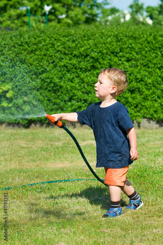 Photo: Kleiner Junge mit Gartenschlauch Kleiner Junge mit Gartenschlauch