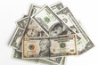 Dollari americani sparsi su fondo bianco