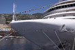 un bateau de croisière au port