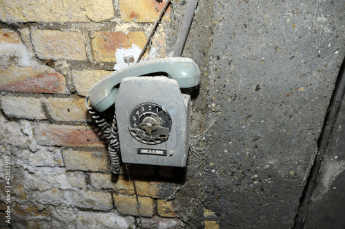 Foto: totes Telefon in Indusrieruine totes Telefon in Indusrieruine