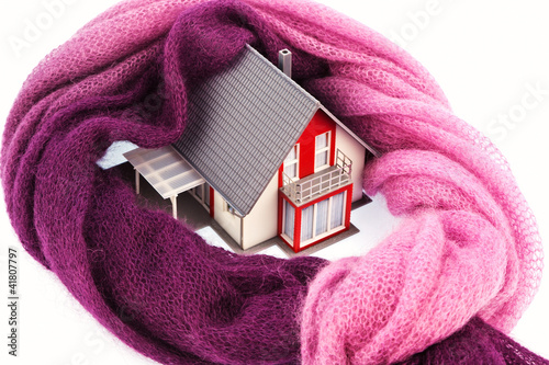 Photo: Haus mit Schal. Symbolfoto Wärmedämmung Haus mit Schal. Symbolfoto Wärmedämmung