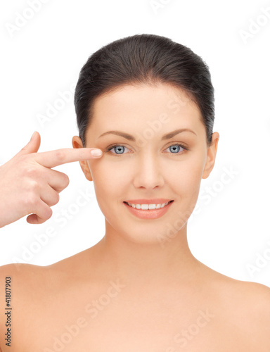 Foto: beautiful woman pointing to eye beautiful woman pointing to eye