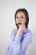 mujer castaña joven bonita con auriculares