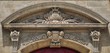 Armoiries de Lambesc sur le linteau de l'église paroissiale