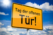 Ortseingangsschild mit Tag der offenen Tür