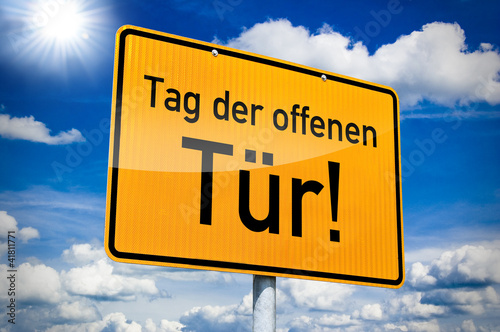 Foto: Ortseingangsschild mit Tag der offenen Tür Ortseingangsschild mit Tag der offenen Tür