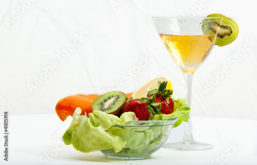 Foto: Erfrischendes Getränk mit Salat Erfrischendes Getränk mit Salat