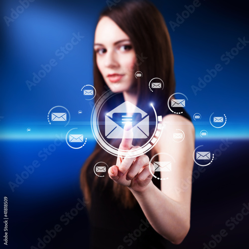 Photo: junge Frau drückt auf Mail-Button junge Frau drückt auf Mail-Button