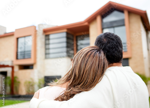 Foto: Couple looking at a house Couple looking at a house