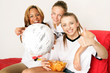 Fussball Fans Zuhause am TV