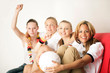Fussball Fans Zuhause am TV