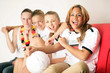 Fussball Fans Zuhause am TV