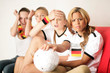 Fussball Fans Zuhause am TV