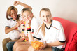 Fussball Fans Zuhause am TV