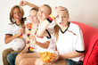 Fussball Fans Zuhause am TV