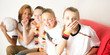 Fussball Fans Zuhause am TV