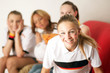 Fussball Fans Zuhause am TV