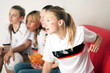 Fussball Fans Zuhause am TV