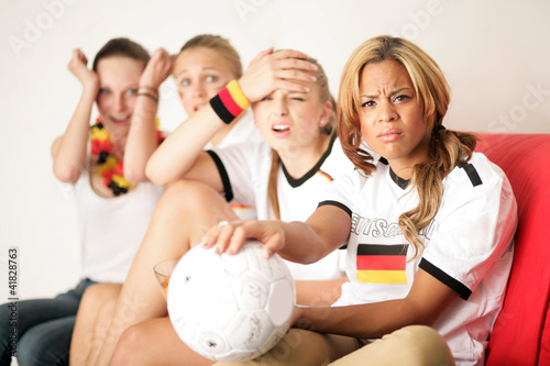 Photo: Fussball Fans Zuhause am TV Fussball Fans Zuhause am TV