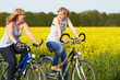 Freundinnen machen Radtour