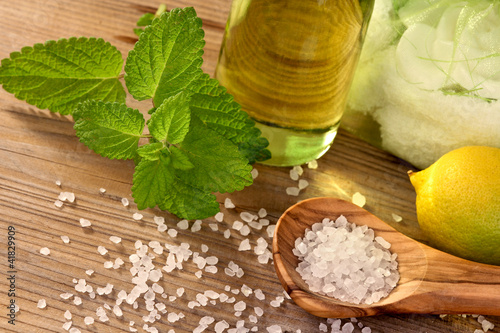 Photo: Badesalz mit Zitronenmelisse und Öl Badesalz mit Zitronenmelisse und Öl