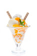 Mandarinenbecher von vorne auf weißem Hintergrund