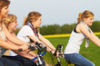 Freundinnen machen Radtour