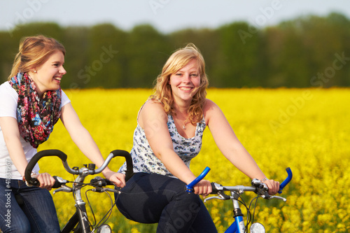 Foto: Freundinnen machen Radtour Freundinnen machen Radtour