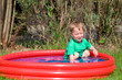 Kleiner Junge im Planschbecken