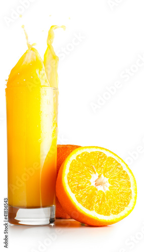 Foto: orange juice is spalsing in glass orange juice is spalsing in glass