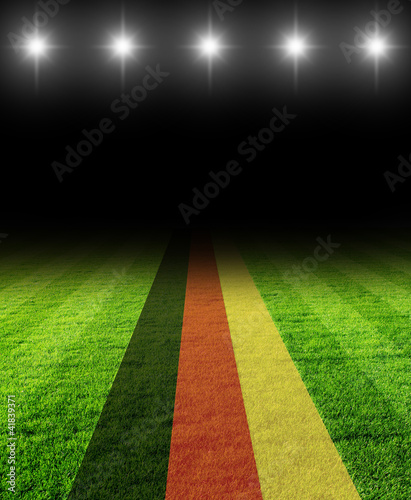 Foto: fussballfeld mit deutschland flagge - beleuchtet fussballfeld mit deutschland flagge - beleuchtet